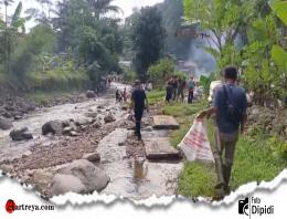 Cegah Banjir, Ratusan Warga Nyebur ke Sungai 